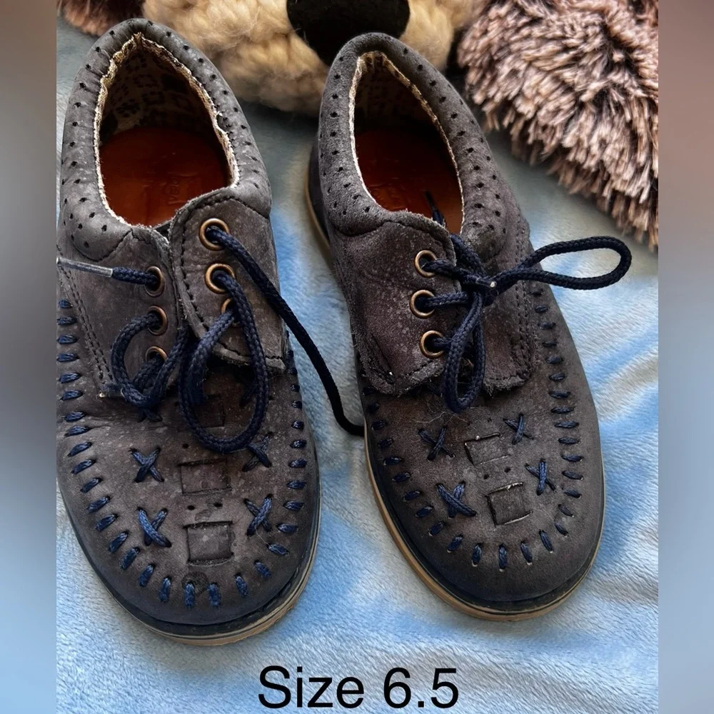 Stylish Kids Shoes in Blue Suede Leather size 6.5-7 us